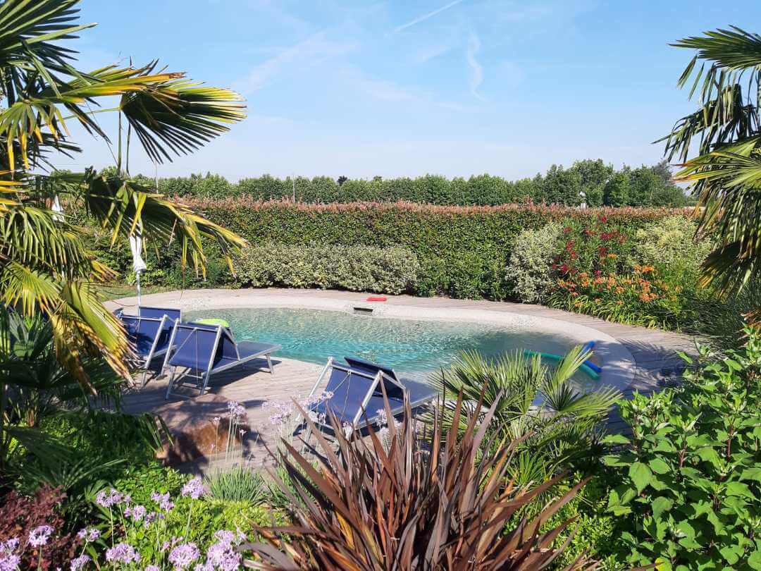 piscina e giardino oltre il verde