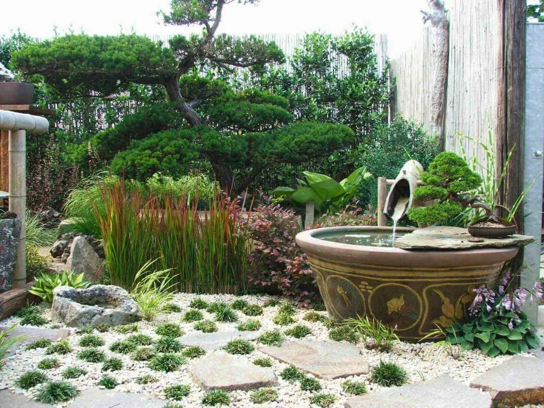 Giardino giapponese con fontana e bonsai — Oltre il Verde